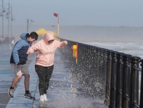 英国天气:发布警告称，英国将迎来6英寸的降雨和每小时60英里的大风