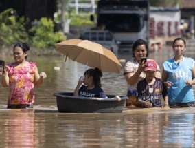 泰国中部被洪水淹没的清迈停止降雨