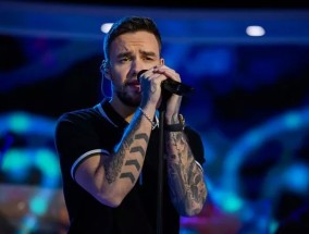 Rita Ora强忍着泪水在MTV EMAs颁奖礼上向Liam Payne致敬